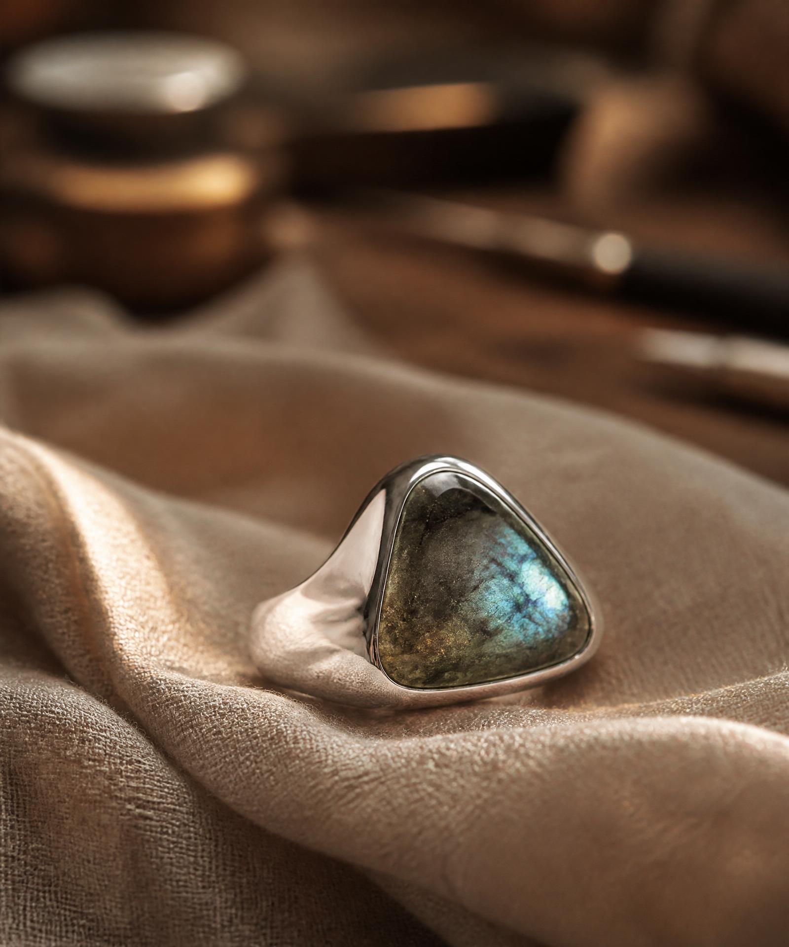 Anillo escultural en plata con labradorita, pieza única de Tsayam Joyería