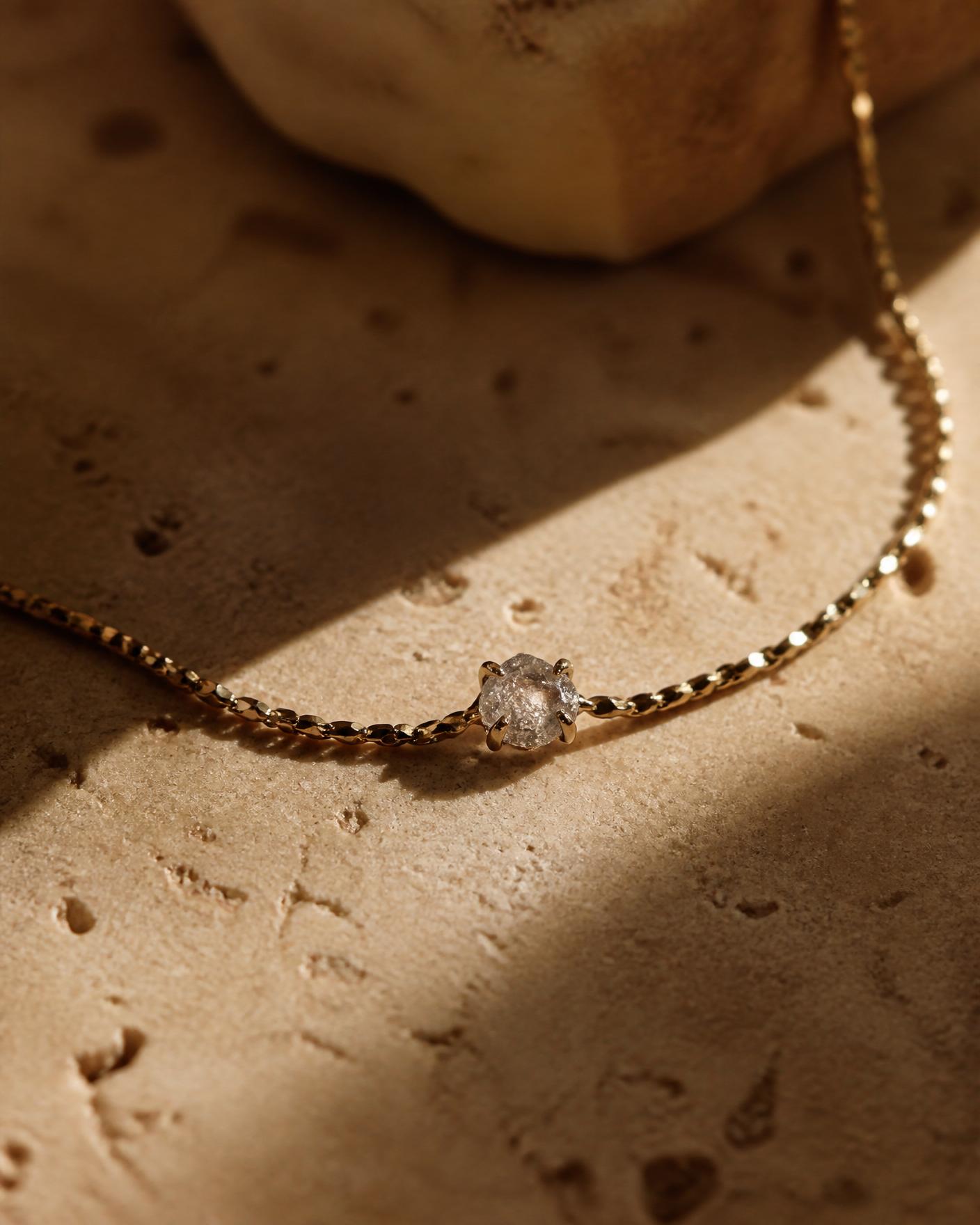 Pieza en oro con diamante en bruto, colección Umbra